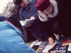Уличная книготорговля 1990-х. Фото: lenta.ru