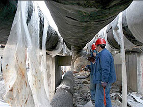 Прорванные трубы. Фото с сайта 2005.novayagazeta.ru