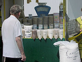 Человек на рынке. Фото: delovoy.berdyansk.net