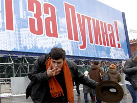 Поклонение плакату "Москва голосует за Путина!".  Фото Ларисы Верчиновой, Каспаров.Ru