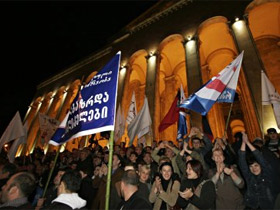 Акция протеста у Парламента Грузии. Фото с сайта izbrannoe.ru