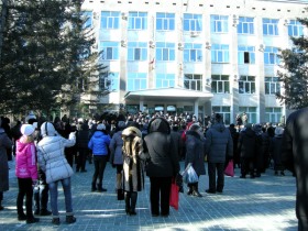 Стихийный митинг. Фото с сайта http://www.gzt-sv.ru