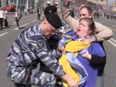 Задержание активистов на акции в поддержку Украины (grani.ru)