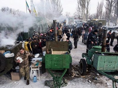 Авдеевка. Для оставшихся без снабжения и тепла жителей украинская армия развернула полевые кухни, 1.2.17. Фото - АР, источник - rbc.ru