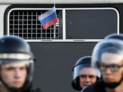 Автозак на акции протеста 27 июля 2019 года. Фото Kirill KUDRYAVTSEV / AFP/Scanpix/Leta