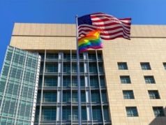 Радужный флаг на здании посольства США. Фото: ВКонтакте