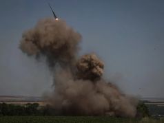 Украинские военные производят залп из ракетной системы 